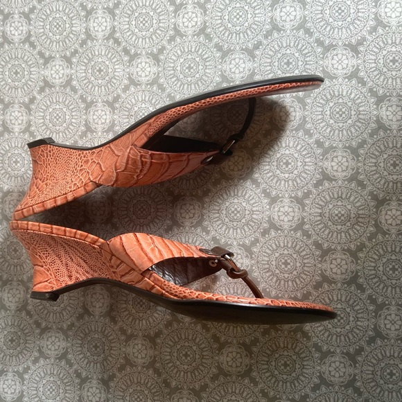 Franco Sarto~Croc-Embossed~Leather~Thong~Wedge~Sandal~Metal Ring Detail~Size 9 - Picture 5 of 11